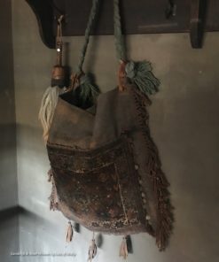 Handgemaakte stoere tas met oud Perzisch tapijt met muntjes, kwastjes en franjes, van de Meidenmuts