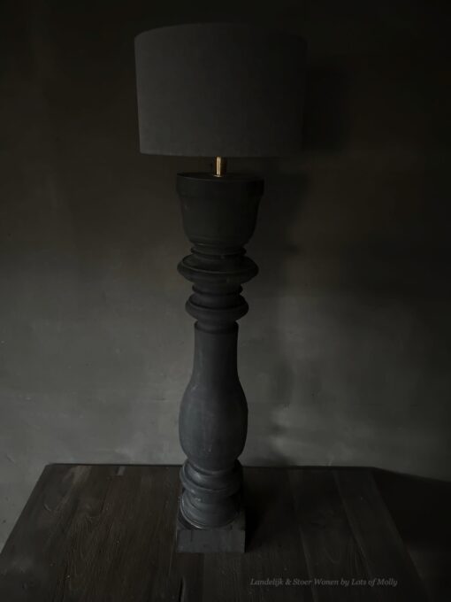 houten balusterlamp van Aura Peeperkorn