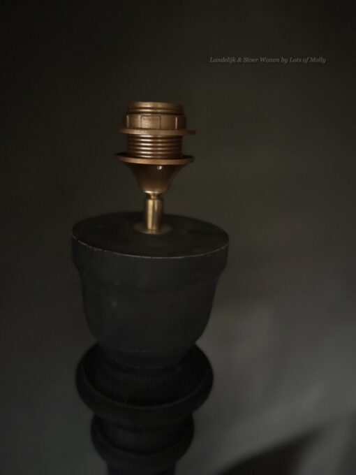 houten balusterlamp van Aura Peeperkorn