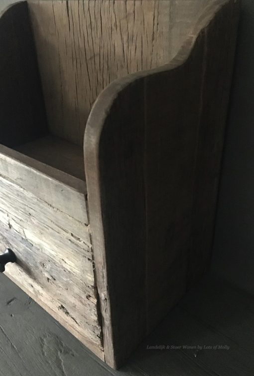 Kastje met lade gemaakt van prachtig rustiek oud hout 