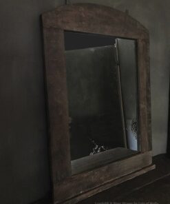 Oud houten spiegel uit de Old Farm collectie van Aura Peeperkorn