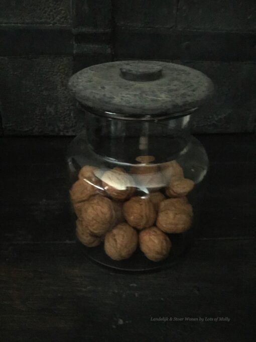 Glazen voorraadpot met een houten deksel 