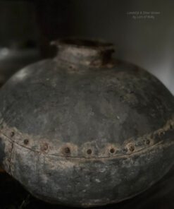 oude pot (kruik) van geklonken ijzer uit India