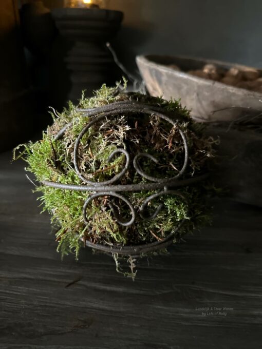 Metalen ornament met mos M 02