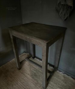 Oud houten tafeltje Aura Peeperkorn