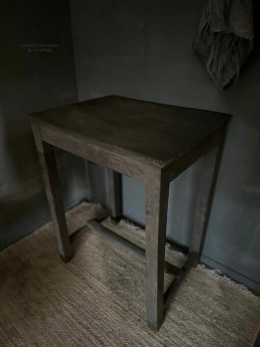 Oud houten tafeltje Aura Peeperkorn