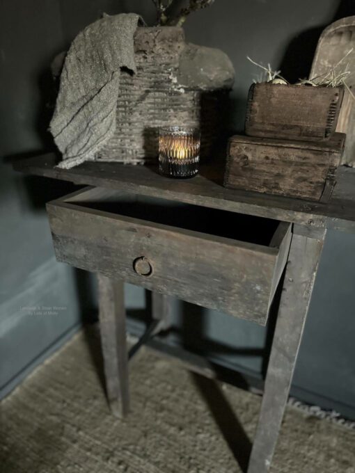 Antiek houten tafeltje lade antique grey Landelijke Woonaccessoires