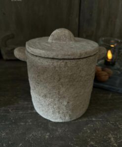 Stenen pot met deksel 01