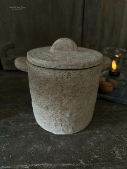 Stenen pot met deksel 01