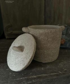 Stenen pot met deksel 02