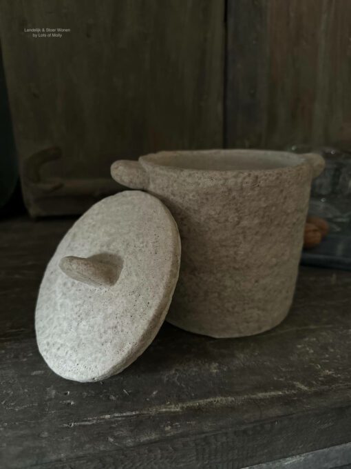 Stenen pot met deksel 02