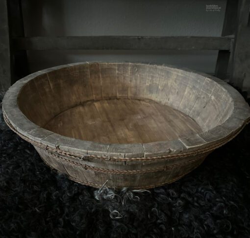 Oude houten olijfbak 02