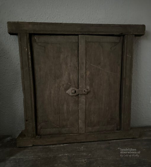 Spiegel in oud houten lijst 02