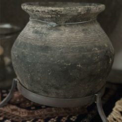 Oude Stenen Kruikje op Statief 11 02 Hoffz