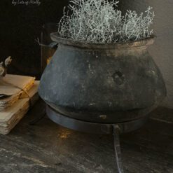 Oude Stenen Kruikje op Statief 12 01 Hoffz