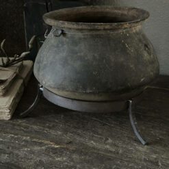 Oude Stenen Kruikje op Statief 12 02 Hoffz