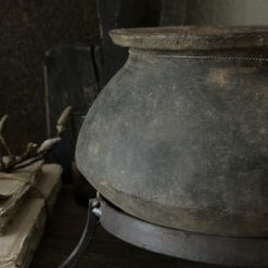 Oude Stenen Kruikje op Statief 12 04 Hoffz