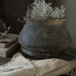 Oude Stenen Kruikje op Statief 12 05 Hoffz