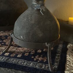 Oude Stenen Kruikje op Statief Hoffz