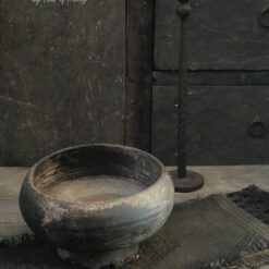 Antieke schaal op voet van Luksa