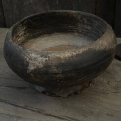 Antieke schaal op voet van Luksa