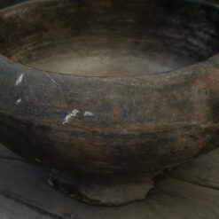 Antieke schaal op voet van Luksa