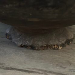 Antieke schaal op voet van Luksa