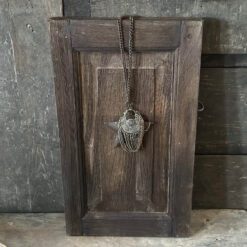 Oud Houten Luik met ketting 2