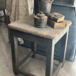 Antieke Houten Tafeltje Aura Peeperkorn