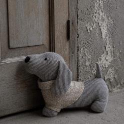 Deurstopper Teckel trui taupe
