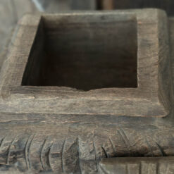 Oude handgesneden houten opbergdoos